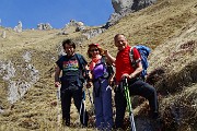 35 La salita continua sotto torrioni maestosi .